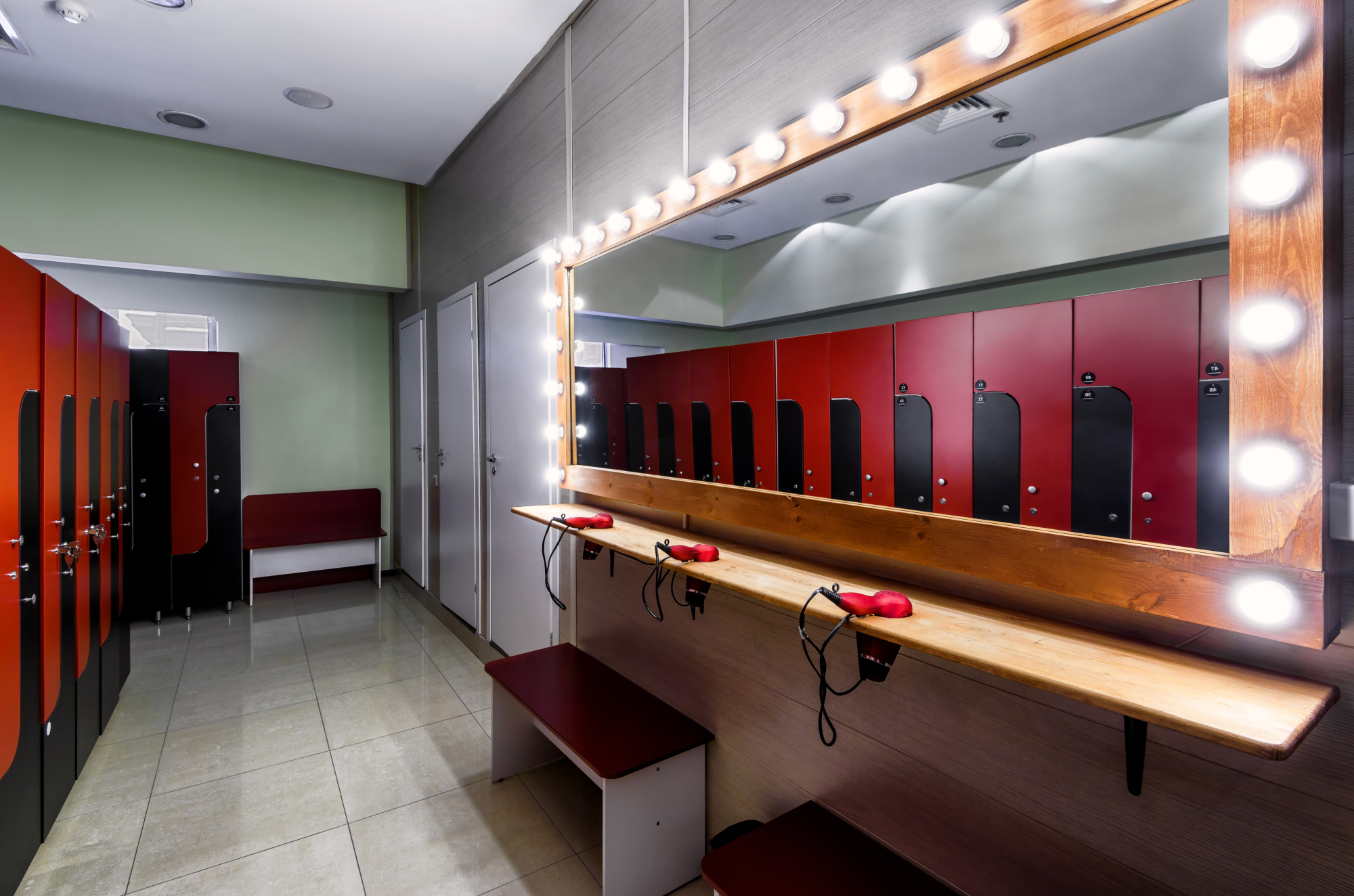 Оснащение гардеробной в фитнес-клубе: от вентилируемых шкафов до скамеек Оснащение гардеробной в фитнес-клубе: от вентилируемых шкафов до скамеек